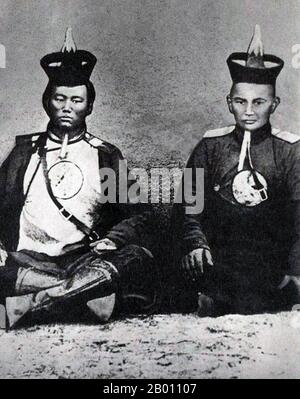 Mongolei: Damdin Sukhbaatar (links, 1893-1923) während seines Diensts in der Armee des mongolischen Bogd Khan. Urga (Ulan Batyaar) 1916. Damdin Sukhbaatar (2. Februar 1893 - 20. Februar 1923) war ein mongolischer Militärführer in der Revolution von 1921. Er gilt als einer der wichtigsten Persönlichkeiten im Unabhängigkeitskampf der Mongolei. Stockfoto