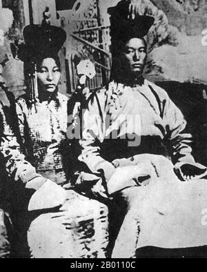 Mongolei: Damdin Sukhbaatar (1893-1923) Militärführer, nationalistisch und revolutionär, mit seiner Frau Sukhbaataryn Yanjmaa, in Urga (Ulan Bataar), 1919. Damdin Sukhbaatar (2. Februar 1893 - 20. Februar 1923) war ein mongolischer Militärführer in der Revolution von 1921. Er gilt als einer der wichtigsten Persönlichkeiten im Unabhängigkeitskampf der Mongolei. Sukhbaataryn Yanjmaa (1893-1963) war von 1940 bis 1954 Mitglied des Politbüros der Mongolischen Volkspartei und von 1941 bis 1947 Sekretär des Zentralkomitees der Partei. Stockfoto