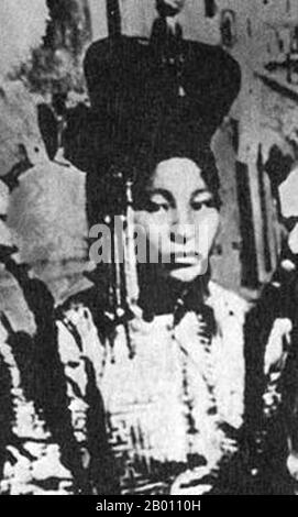 Mongolei: Damdin Sukhbaatar (1893-1923) Militärführer, nationalistisch und revolutionär, mit seiner Frau Sukhbaataryn Yanjmaa, in Urga (Ulan Bataar), 1919. Sukhbaataryn Yanjmaa (1893 - 1963) war von 1940 bis 1954 Mitglied des Politbüros der Mongolischen Volkspartei und von 1941 bis 1947 Sekretär des Zentralkomitees der Partei. Von 1940 bis 1950 war sie Mitglied des Präsidiums des Kleinen Khural (des Exekutivkomitees des Großen Khural) und von 1950 bis 1962 des Großen Khural. Von 1953 bis 1954 war sie amtierende Präsidentin der Mongolei. Stockfoto