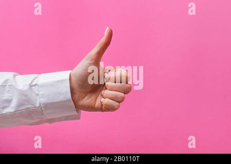 Die Hand der Frau zeigt den Daumen nach oben Stockfoto