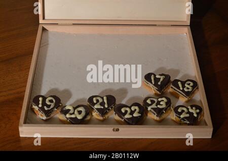 Süße Herzen Adventskalender mit 24 Schokoladen-Marzipan-Herzen für meine Liebste - acht Tage bis Heiligabend: Der 17. Dezember Stockfoto