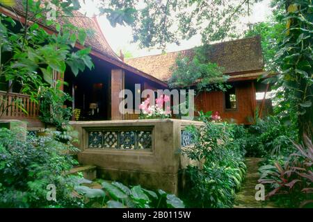 Thailand: Blick auf den Garten, Jim Thompson House, Bangkok. Das Jim Thompson House ist ein Museum in Bangkok. Es handelt sich um einen Komplex verschiedener alter thailändischer Strukturen, die der amerikanische Geschäftsmann Jim Thompson in den 1950er und 1960er Jahren aus allen Teilen Thailands sammelte. James (Jim) Harrison Wilson Thompson (geboren am 21. März 1906 in Greenville, Delaware - unbekannt) war ein amerikanischer Geschäftsmann, der in den 1950er und 1960er Jahren zur Wiederbelebung der thailändischen Seidenindustrie beitrug. Thompson, ein ehemaliger US-Geheimdienstoffizier, verschwand am 26. März 1967 auf mysteröse Weise aus dem malaysischen Cameron Highlands, als er spazieren ging. Stockfoto