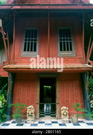 Thailand: Blick auf die Vorderseite von Jim Thompsons Haus, Bangkok. Das Jim Thompson House ist ein Museum in Bangkok. Es handelt sich um einen Komplex verschiedener alter thailändischer Strukturen, die der amerikanische Geschäftsmann Jim Thompson in den 1950er und 1960er Jahren aus allen Teilen Thailands sammelte. James (Jim) Harrison Wilson Thompson (geboren am 21. März 1906 in Greenville, Delaware - unbekannt) war ein amerikanischer Geschäftsmann, der in den 1950er und 1960er Jahren zur Wiederbelebung der thailändischen Seidenindustrie beitrug. Thompson, ein ehemaliger US-Geheimdienstoffizier, verschwand 1967 auf mysteröse Weise aus dem malaysischen Cameron Highlands, als er spazieren ging. Stockfoto