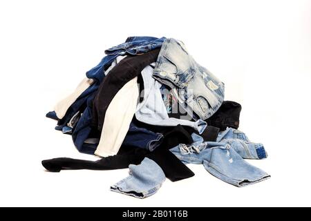Jeansstapel aus Denim, hoher Schlüssel, isolierte weiße Kulisse Stockfoto