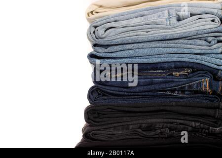 Gefalteter Denim-Jeans-Stapel, Farbverlauf, hoher Schlüssel, isolierte weiße Kulisse Stockfoto