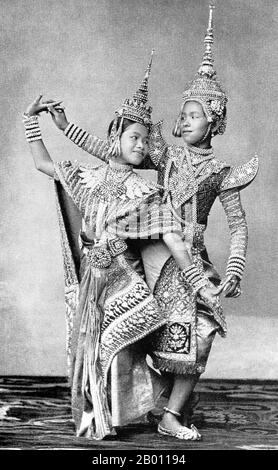 Thailand: Junge Tänzer in einem siamesischen Theater, c. 1900. Die Siamesen waren an der Wende des 20. Jahrhunderts begeisterte Theaterbesucher und Pantomime, Tanz, Theaterstücke und Schattenpuppen waren alle sehr beliebt. Viele der Bühnenstücke waren Tänzerinnen, meist Frauen, die sich in Schmuck schmückten und die Bewegungen zeigten, die Schönheit und Flexibilität darstellten, vor allem beim Biegen der Finger nach hinten. Die gängigsten Stücke wurden ‘khon’ genannt, in denen im Wesentlichen Szenen aus dem ‘Ramakien’, der thailändischen Version des Hindu-Epos ‘The Ramayana’, zu sehen sind. Stockfoto