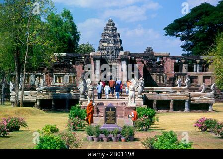 Thailand: Mönch und andere Besucher im Prasat hin Phimai, Historischer Park von Phimai, Provinz Nakhon Ratchasima. Phimai stammt aus dem 11. Und 12. Jahrhundert und war ein wichtiger buddhistischer Tempel und eine Stadt im Khmer-Reich. Der Komplex in Phimai stammt ursprünglich aus der Regierungszeit von Surayavarman II (r. 1113 - 1150), während der ersten Hälfte des 12. Jahrhunderts u.Z. Der Tempel wurde aus weißem, feinkörnigem Sandstein gebaut, im gleichen Stil wie Angkor Wat. Ebenso wie Angkor wurde auch Phimai zunächst dem Vishnu-Kult gewidmet. Der zentrale Turm des Heiligtums stammt aus dieser frühen Periode. Stockfoto