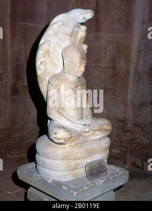 Thailand: Buddha im Zentralheiligtum, Prasat hin Phimai, Phimai Historical Park, Nakhon Ratchasima Provinz. Phimai stammt aus dem 11. Und 12. Jahrhundert und war ein wichtiger buddhistischer Tempel und eine Stadt im Khmer-Reich. Der Komplex in Phimai stammt ursprünglich aus der Regierungszeit von Surayavarman II (r. 1113 - 1150), während der ersten Hälfte des 12. Jahrhunderts u.Z. Der Tempel wurde aus weißem, feinkörnigem Sandstein gebaut, im gleichen Stil wie Angkor Wat. Ebenso wie Angkor wurde auch Phimai zunächst dem Vishnu-Kult gewidmet. Der zentrale Turm des Heiligtums stammt aus dieser frühen Periode. Stockfoto