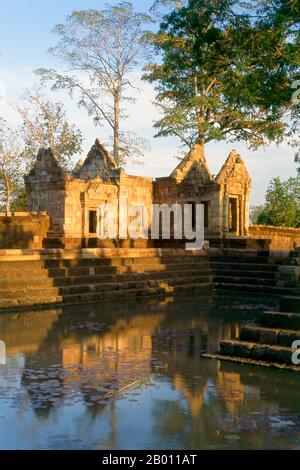 Thailand: Mit Lotus gefüllter Teich bei Prasat hin Meuang Tam, Provinz Buriram, Nordostthailand. Prasat hin Mueang Tam ist ein Khmer-Tempel im Khleang- und Baphuon-Stil, der aus dem späten 10. Und frühen 11. Jahrhundert stammt. Die primäre Gottheit war Shiva, obwohl Vishnu auch hier verehrt wurde. Stockfoto