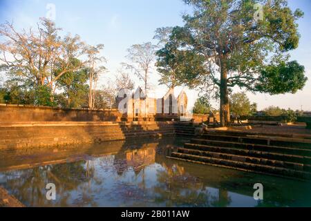 Thailand: Mit Lotus gefüllter Teich bei Prasat hin Meuang Tam, Provinz Buriram, Nordostthailand. Prasat hin Mueang Tam ist ein Khmer-Tempel im Khleang- und Baphuon-Stil, der aus dem späten 10. Und frühen 11. Jahrhundert stammt. Die primäre Gottheit war Shiva, obwohl Vishnu auch hier verehrt wurde. Stockfoto