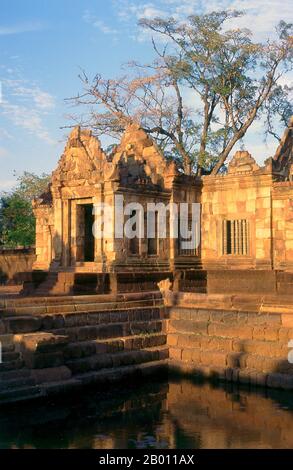 Thailand: Mit Lotus gefüllter Teich bei Prasat hin Meuang Tam, Provinz Buriram, Nordostthailand. Prasat hin Mueang Tam ist ein Khmer-Tempel im Khleang- und Baphuon-Stil, der aus dem späten 10. Und frühen 11. Jahrhundert stammt. Die primäre Gottheit war Shiva, obwohl Vishnu auch hier verehrt wurde. Stockfoto