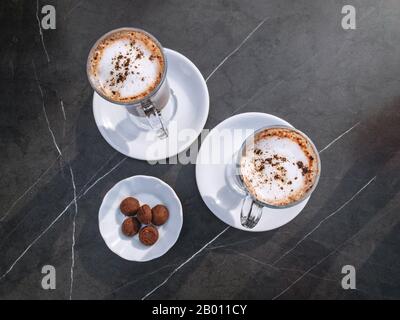 Zwei Tasse Latte mit Milchschaum und Schokoladenpulver bereit für Servis in einem Café Stockfoto