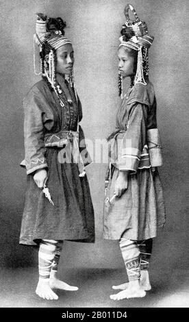 Thailand: Zwei Bergstammfrauen aus Nordthailand in traditioneller Kleidung, c. 1900. Die nördliche Region des heutigen Thailands, die den zentralen Siamesen um die Wende des 20. Jahrhunderts als laotische Staaten bekannt war, war eine unabhängige Region, die als das Lanna-Königreich bekannt war. Die Hauptstadt Chiang Mai wurde 1296 von König Mengrai erbaut. Die Stadt wurde 1776-1791 aufgrund burmesischer Invasionen aufgegeben, wurde aber zur gleichen Zeit zu einem anerkannten Teil von Siam. Der Norden war nur über den Fluss mit Bangkok verbunden, eine Reise, die etwa sechs Monate dauern konnte, bis 1922 eine Eisenbahn fertiggestellt wurde. Stockfoto