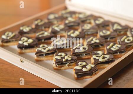 Süße Herzen Adventskalender mit 24 Schokoladen-Marzipan-Herzen für meinen Schatz Stockfoto