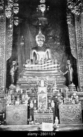 Thailand: Die Buddha-Statue in der Haupthalle des Wat Bowonniwet Vihara in Bangkok, Ende des 19. Jahrhunderts. Bowonniwet Vihara Tempel ist einer der wichtigsten buddhistischen Tempel in Phra Nakorn, der Altstadt von Bangkok und wurde in der Mitte des 19. Jahrhunderts während der Herrschaft von König Jessadabodindra (Rama III) gebaut. Es ist seit langem ein Patronatstempel für Thailands königliche Familie der Chakri-Dynastie, darunter König Mongkut (Rama IV) und König Bhumibol Adulyadej (Rama IX). 1836, bevor er König wurde, war Mongkut Abt. Der jetzige König von Thailand, Bhumibol Adulyadej, wohnte hier für kurze Zeit. Stockfoto