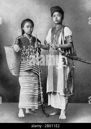 Thailand: Ein junges Karen-Paar im Norden Thailands, c. 1900. Die Karen sind eine große ethnische Gruppe Burmas, obwohl mehrere hunderttausend Menschen im Norden Thailands leben. Sprachlich Tibeto-Burman pflegen die Karen eine Legende, die auf die Wüste Gobi in der Mongolei zurückgeht. Es gibt mehrere Zweige von Karen – die Rote Karen (Karenni), Sgaw Karen und PWO Karen. Es gibt auch den Bergstamm von Padaung, besser bekannt als „langhalsige Karen“. Im heutigen Myanmar führt die Karen-Rebellenarmee, die KNU, seit 1948 kontinuierlich einen blutigen Bürgerkrieg mit der zentralen Burman-Regierung. Stockfoto