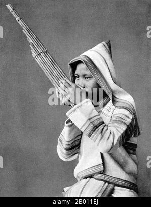 Thailand: Eine ethnische Karen aus Nordthailand spielt eine 'Khaen', oder laotische Flöte, c. 1900. Die Karen sind eine große ethnische Gruppe Burmas, obwohl mehrere hunderttausend Menschen im Norden Thailands leben. Sprachlich Tibeto-Burman pflegen die Karen eine Legende, die auf die Wüste Gobi in der Mongolei zurückgeht. Es gibt mehrere Zweige von Karen – die Rote Karen (Karenni), Sgaw Karen und PWO Karen. Es gibt auch den Bergstamm von Padaung, besser bekannt als „langhalsige Karen“. Stockfoto