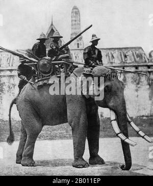 Thailand: Kriegselefanten in der Zeit von König Mongkut, Rama IV, (r. 1851-1868), Siam. Im 19. Jahrhundert hatte der asiatische Elefant in Siam eine prominente Stellung, obwohl er regelmäßig nördlich von Ayutthaya und den laotischen Staaten (heute Provinz Chiang Mai und Isan) gejagt wurde. Elefanten wurden nicht nur als Lasttiere in der Landwirtschaft und zum Transport von Holz eingesetzt, sondern sie waren auch im Krieg aktiv und führten Kavallerieanklagen gegen den Feind an. Elefanten wurden häufig in den siamesisch-birmanischen Kriegen des Mittelalters eingesetzt. Siams Könige hielten Elefanten, insbesondere Albino-Elefanten, in aufwendigen Ställen. Stockfoto