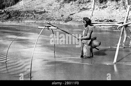 Thailand: Ein junger Mann, der im Fluss fischt, Nord-Thailand, c. 1900. Die nördliche Region des heutigen Thailands, die den zentralen Siamesen um die Wende des 20. Jahrhunderts als laotische Staaten bekannt war, war eine unabhängige Region, die als das Lanna-Königreich bekannt war. Die Hauptstadt Chiang Mai wurde 1296 von König Mengrai erbaut. Die Stadt wurde 1776 – 91 aufgrund burmesischer Invasionen aufgegeben, wurde aber zur gleichen Zeit zu einem anerkannten Teil von Siam. Der Norden war nur über den Fluss mit Bangkok verbunden, eine Reise, die etwa sechs Monate dauern konnte, bis 1922 eine Eisenbahn fertiggestellt wurde. Stockfoto