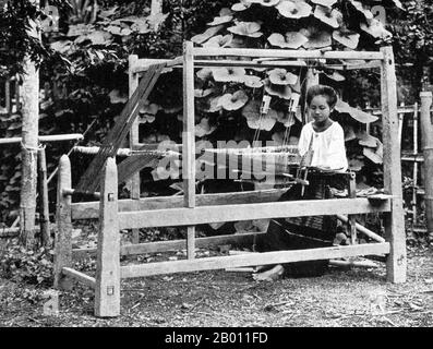 Thailand: Eine junge Frau webt auf einem Webstuhl in Phitsanulok, Zentralthailand, c. 1900. Phitsanulok ist eine alte Stadt in den unteren Ebenen des nördlichen Thailands. Es war 25 Jahre lang Hauptstadt des Ayutthaya-Königreichs, von 1463 an nach einer Reihe birmanischer Invasionen. Obwohl Phitsanulok nicht weit im Norden liegt, waren die Bewohner der Region um die Wende des 20. Jahrhunderts den Zentralsiamesen als Laos bekannt. Stockfoto