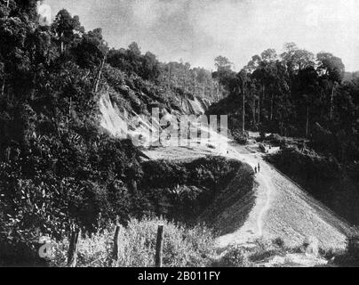 Thailand: Ein Weg durch die bergigen laotischen Staaten (jetzt Chiang Mai Region, Nord-Thailand), c. 1900. Die nördliche Region des heutigen Thailands, die den zentralen Siamesen um die Wende des 20. Jahrhunderts als laotische Staaten bekannt war, war eine unabhängige Region, die als das Lanna-Königreich bekannt war. Die Hauptstadt Chiang Mai wurde 1296 von König Mengrai erbaut. Die Stadt wurde 1776 – 91 aufgrund burmesischer Invasionen aufgegeben, wurde aber zur gleichen Zeit zu einem anerkannten Teil von Siam. Der Norden war nur über den Fluss mit Bangkok verbunden, eine Reise, die etwa sechs Monate dauern konnte, bis 1922 eine Eisenbahn fertiggestellt wurde. Stockfoto