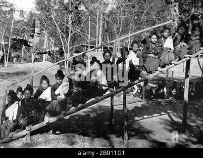 Thailand: Junge nordthailändische Frauen posieren für ein Foto auf einer Holztreppe, c. 1900. Die nördliche Region des heutigen Thailands, die den zentralen Siamesen um die Wende des 20. Jahrhunderts als laotische Staaten bekannt war, war eine unabhängige Region, die als das Lanna-Königreich bekannt war. Die Hauptstadt Chiang Mai wurde 1296 von König Mengrai erbaut. Die Stadt wurde 1776 – 91 aufgrund burmesischer Invasionen aufgegeben, wurde aber zur gleichen Zeit zu einem anerkannten Teil von Siam. Der Norden war nur über den Fluss mit Bangkok verbunden, eine Reise, die etwa sechs Monate dauern konnte, bis 1922 eine Eisenbahn fertiggestellt wurde. Stockfoto