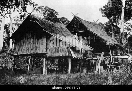 Thailand: Ein traditionelles siamesisches Gehöft in Phitsanulok, Zentralthailand, Ende des 19. Jahrhunderts. Phitsanulok ist eine alte Stadt in den unteren Ebenen des nördlichen Thailands. Es war 25 Jahre lang Hauptstadt des Ayutthaya-Königreichs, von 1463 an nach einer Reihe birmanischer Invasionen. Obwohl Phitsanulok nicht weit im Norden liegt, waren die Bewohner der Region um die Wende des 20. Jahrhunderts den Zentralsiamesen als Laos bekannt. Stockfoto