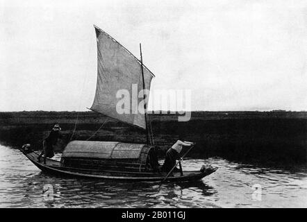 Thailand: Ein Hausboot fährt auf einem Kanal in der Ebene des Chao Phraya River, c. 1900. Um die Wende des 20. Jahrhunderts waren die meisten Siamesen Reisbauern, die entlang der Wasserwege lebten und arbeiteten. Auch Fischer lebten in der Nähe oder auf den Flüssen und Kanälen. Jeder Haushalt hatte ein Boot, von dem schätzungsweise 600,000 die Kanäle und Flüsse von Bangkok befuhren. Während der Herrschaft von König Chulalongkorn (1868-1910) wurden viele Bewässerungsprojekte in Auftrag gegeben, von denen das erste im Jahr 1890 der Rangsit-Kanal war. Stockfoto