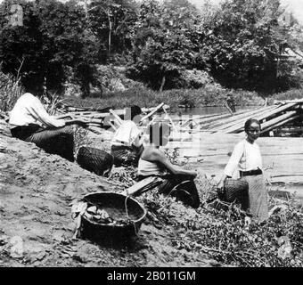 Thailand: Frauen halten an einem Flussufer in der Nähe von Uttaradit, Nordthailand, c. 1900. Die nördliche Region des heutigen Thailands, die den zentralen Siamesen um die Wende des 20. Jahrhunderts als laotische Staaten bekannt war, war eine unabhängige Region, die als das Lanna-Königreich bekannt war. Die Hauptstadt Chiang Mai wurde 1296 von König Mengrai erbaut. Die Stadt wurde 1776 – 91 aufgrund burmesischer Invasionen aufgegeben, wurde aber zur gleichen Zeit zu einem anerkannten Teil von Siam. Der Norden war nur über den Fluss mit Bangkok verbunden, eine Reise, die etwa sechs Monate dauern konnte, bis 1922 eine Eisenbahn fertiggestellt wurde. Stockfoto