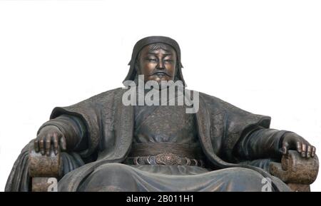 Mongolei: Dschingis Khan (r. 1206-1227), 1. Khagan des mongolischen Reiches, Statue in Ulan Bataar, Mongolei. Dschingis Khan (1162–1227), Borjigin Temujin geboren, war der Gründer, Khan (Herrscher) und Khagan (Kaiser) des mongolischen Reiches, das nach seinem Tod zum größten zusammenhängenden Reich der Geschichte wurde. Er kam an die Macht, indem er viele der nomadischen Stämme Nordostasiens vereinte. Nach der Gründung des mongolischen Reiches und der Proklamation "Dschingis Khan" begann er die mongolischen Invasionen, die letztlich zur Eroberung des größten Teil Eurasiens führen würden. Stockfoto