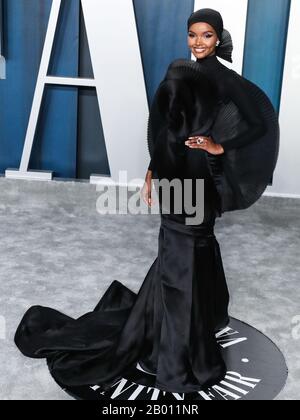 Beverly HILLS, LOS ANGELES, KALIFORNIEN, USA - 9. FEBRUAR: Modell Halima Aden kommt zur Vanity Fair Oscar Party 2020, die am 9. Februar 2020 im Wallis Annenberg Center for the Performing Arts in Beverly Hills, Los Angeles, Kalifornien, USA abgehalten wird. (Foto von Xavier Collin/Image Press Agency) Stockfoto