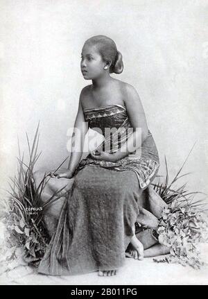 Indonesien: Javanische Frau posiert in einem Sarong, Foto von Kassian Cephas (1846-1912), Ende des 19. Jahrhunderts. Stockfoto