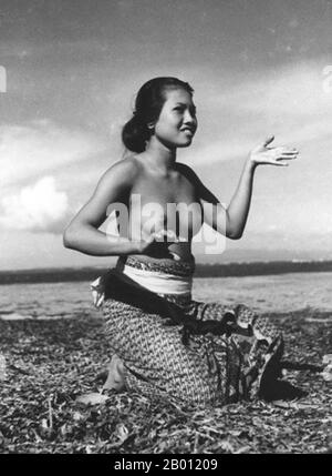 Indonesien: Junge Balinesin übt klassische Tanzbewegungen am Meer, c. 1935. Der balinesische Tanz ist eine sehr alte Tanztradition, die Teil des religiösen und künstlerischen Ausdrucks unter den Balinesen ist, die auf der indonesischen Insel Bali geboren sind. Der balinesische Tanz ist dynamisch, kantig und intensiv ausdrucksstark. Die balinesischen Tänzer drücken die Geschichte des Tanzdramas durch die ganzen Körpergesten aus: Finger, Hände und Körpergesten bis hin zu Kopf- und Augenbewegungen. Stockfoto