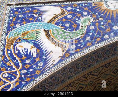 Mythologie: Simurgh (Persischer phönix) auf dem Portal von Nadir Divan-Beghi Madrasah, Buchara, Usbekistan. Foto von Alaexis (CC BY-SA 2.5 Lizenz). Der phönix ist ein mythischer, heiliger feuervogel, der in den Mythologien der Griechen, Griechen, Römer, Ägypter, Chinesen, Und (nach Sanchuniathon) Phönizier. Ein phönix ist ein mythischer Vogel, der ein Feuergeist mit einem bunten Gefieder und einem Schwanz aus Gold und Scharlach (oder laut einigen Legenden violett, blau und grün) ist. Sie hat einen Lebenszyklus von 500 bis 1000 Jahren, an dessen Ende sie sich ein Nest aus Zweigen baut, das dann entzündet. Stockfoto