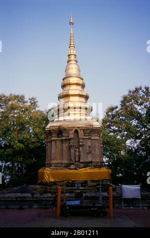 Thailand: Die krummen Chedi im Wat Phra That Chom Kitti, Chiang Saen, Provinz Chiang Rai, Nordthailand. Die historische Stadt Chiang Saen, am Westufer des Mekong-Flusses gegenüber von Laos gelegen, stammt aus dem 12. Jahrhundert. Es war ein wichtiger Teil von König Mangrais Lanna Königreich, ursprünglich seine erste Hauptstadt. Stockfoto