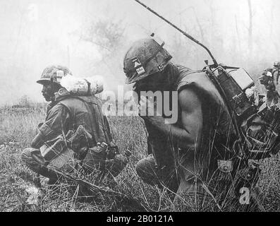 Vietnam: SOLDATEN DER US-Armee sind während der Tet-Offensive 1968 in Hue, Zentralvietnam, im Einsatz. Die Tet-Offensive war eine militärische Kampagne während des Vietnamkrieges, die am 31. Januar 1968 begann. Regelmäßige und unregelmäßige Streitkräfte der Volksarmee Vietnams sowie Widerstandskämpfer des NLF (Viet Cong) kämpften gegen die Streitkräfte der Republik Vietnam (Südvietnam), der Vereinigten Staaten und ihrer Verbündeten. Ziel der Offensive war es, militärische und zivile Kommandozentralen und Kontrollzentren in ganz Südvietnam zu schlagen und einen allgemeinen Aufstand unter der Bevölkerung zu entfachen. Stockfoto