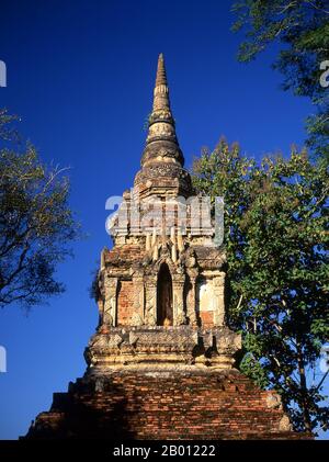 Thailand: Chedi aus dem 14. Jahrhundert, Wat Pa Sak, Chiang Saen, Provinz Chiang Rai, Nordthailand. Die historische Stadt Chiang Saen, am Westufer des Mekong-Flusses gegenüber von Laos gelegen, stammt aus dem 12. Jahrhundert. Es war ein wichtiger Teil von König Mangrais Lanna Königreich, ursprünglich seine erste Hauptstadt. Stockfoto