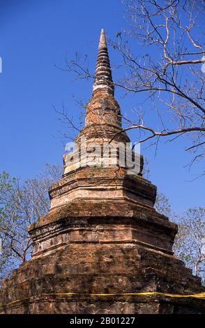Thailand: Der achteckige Chedi im Wat Chedi Luang aus dem 14. Jahrhundert, Chiang Saen, Provinz Chiang Rai, Nordthailand. Wat Phra That Chedi Luang ist der Haupttempel der alten historischen Stadt Chiang Saen. Der achteckige Chedi, der einzige verbleibende Rest des alten Tempels, wurde 1331 erbaut. Die historische Stadt Chiang Saen, am Westufer des Mekong-Flusses gegenüber von Laos gelegen, stammt aus dem 12. Jahrhundert. Es war ein wichtiger Teil von König Mangrais Lanna Königreich, ursprünglich seine erste Hauptstadt. Stockfoto