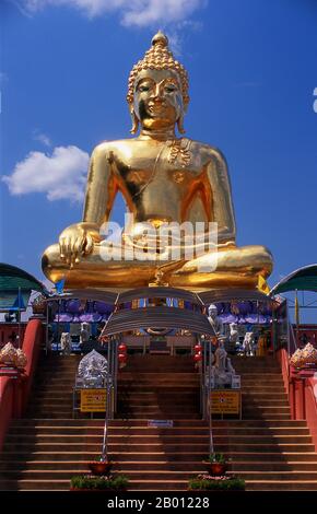 Thailand: Der riesige goldene Buddha bei SOP Ruak (im Herzen des Goldenen Dreiecks) in der Nähe von Chiang Saen, Provinz Chiang Rai, Nordthailand. Das Goldene Dreieck bezeichnet den Zusammenfluss des Ruak-Flusses und des Mekong-Flusses, der Kreuzung von Thailand, Laos und Myanmar. Stockfoto