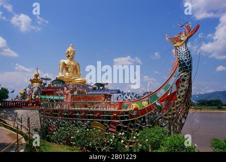 Thailand: Der riesige goldene Buddha bei SOP Ruak (Herz des Goldenen Dreiecks) in der Nähe von Chiang Saen, Provinz Chiang Rai, Nordthailand das Goldene Dreieck bezeichnet den Zusammenfluss des Ruak-Flusses und des Mekong-Flusses; die Kreuzung von Thailand, Laos und Myanmar. Stockfoto