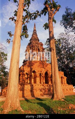 Thailand: Chedi aus dem 14. Jahrhundert, Wat Pa Sak, Chiang Saen, Provinz Chiang Rai, Nordthailand. Die historische Stadt Chiang Saen, am Westufer des Mekong-Flusses gegenüber von Laos gelegen, stammt aus dem 12. Jahrhundert. Es war ein wichtiger Teil von König Mangrais Lanna Königreich, ursprünglich seine erste Hauptstadt. Stockfoto