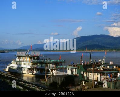 Thailand: Chinesische Boote auf dem Mekong-Fluss in Chiang Saen, Provinz Chiang Rai, Nordthailand. Die historische Stadt Chiang Saen, am Westufer des Mekong-Flusses gegenüber von Laos gelegen, stammt aus dem 12. Jahrhundert. Es war ein wichtiger Teil von König Mangrais Lanna Königreich, ursprünglich seine erste Hauptstadt. Der Mekong ist der zehntlängste Fluss der Welt und der siebtlängste in Asien. Seine geschätzte Länge beträgt 4,909 km (3,050 Meilen) und es fließt eine Fläche von 795,000 km2 (307,000 Quadratmeilen) ab, wobei jährlich 475 km2 (114 Kubikmeilen) Wasser abgeführt werden. Stockfoto