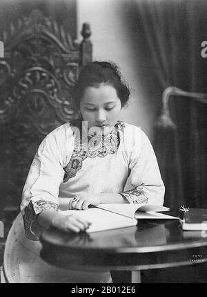 China: Song Qingling (Soong Ch'ing-ling, 1893-1981), auch bekannt als Madame Sun Yat-sen, Shanghai, 1920. Soong Ch'ing-ling, Shanghai, 1920 (pinyin: Song Qingling, 27. Januar 1893 – 29. Mai 1981), auch bekannt als Madame Sun Yat-sen, war eine der drei Schwestern von Soong, die zusammen mit ihren Ehemännern zu den bedeutendsten politischen Persönlichkeiten Chinas des frühen 20. Jahrhunderts gehörten. Sie war die stellvertretende Vorsitzende der Volksrepublik China. Sie war die erste nicht-königliche Frau, die offiziell Staatsoberhaupt von China wurde und von 1968 bis 1972 als Co-Vorsitzende der Republik fungierte. Stockfoto