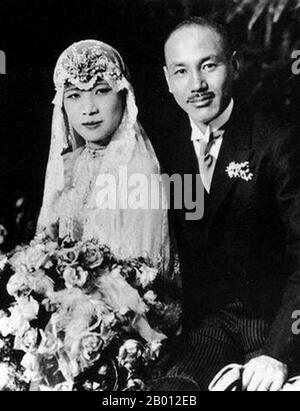 China/Taiwan: Soong May-ling (Song Meiling, 1898-2003), bei ihrer Heirat mit Chiang Kai-shek, Shanghai, 1. Dezember 1927. Soong May-Ling oder Mei-Ling, auch bekannt als Madame Chiang Kai-shek (Song Meiling, 1898-2003), First Lady of the Republic of China (ROC) und Ehefrau von Präsident Chiang Kai-shek. Sie war Politikerin und Malerin. Sie war die jüngste und letzte überlebende der drei Soong-Schwestern und spielte eine herausragende Rolle in der Politik der Republik China.Sie war die Schwester von Song Qingling, der Ehefrau von Präsident Sun Yat-sen, dem Gründer der chinesischen Republik (1912). Stockfoto