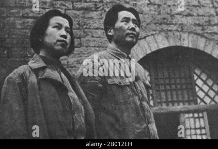 China: Jiang Qing (1914-1991), auch bekannt als Madame Mao, zusammen mit ihrem Mann Mao Zedong in Yan'an, c. 1938. Jiang Qing (Chiang Ch'ing, 1914. März – 14. Mai 1991) war das Pseudonym, das von Mao Zedongs letzter Frau und der Hauptmacht der Kommunistischen Partei Chinas verwendet wurde. Während ihrer Schauspielkarriere wurde sie unter dem Künstlernamen Lan Ping geführt und war während ihres Lebens unter verschiedenen anderen Namen bekannt. Sie heiratete Mao in Yan'an im November 1938 und wird in der westlichen Literatur manchmal als Madame Mao bezeichnet und diente als erste Dame des kommunistischen Chinas. Stockfoto