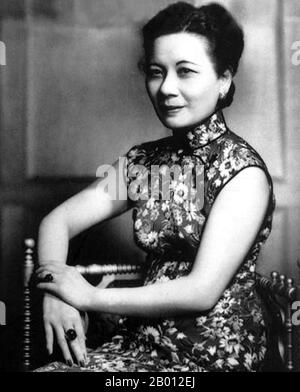 China: Soong May-Ling oder Mei-Ling, auch bekannt als Madame Chiang Kai-shek (Song Meiling, 1898-2003), First Lady der Republik China (ROC) und Ehefrau von Präsident Chiang Kai-shek, 1940er Jahre. Soong May-Ling oder Mei-Ling, auch bekannt als Madame Chiang Kai-shek (Song Meiling, 1898-2003), First Lady of the Republic of China (ROC) und Ehefrau von Präsident Chiang Kai-shek. Sie war Politikerin und Malerin. Sie war die jüngste und letzte überlebende der drei Soong-Schwestern und spielte eine herausragende Rolle in der Politik der Republik China und war die Schwägerin von Präsident Sun Yat-sen, dem Gründer des ROC. Stockfoto