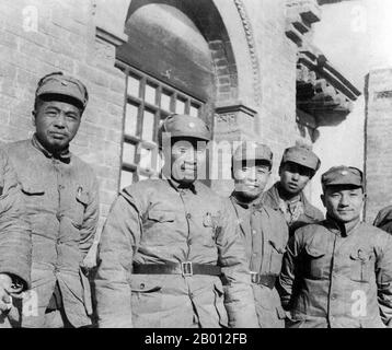 China: Zhu De (1. Dezember 1886 – 6. Juli 1976) in Yan'an, c. 1937. Rechts ist ein junger Deng Xiaoping. Zhu De war ein chinesischer kommunistischer Militärführer und Staatsmann. Er gilt als Gründer der Roten Armee Chinas (Vorläufer der Volksbefreiungsarmee) und als Taktiker, der den Sieg der Volksrepublik China während des chinesischen Bürgerkrieges plante. Stockfoto