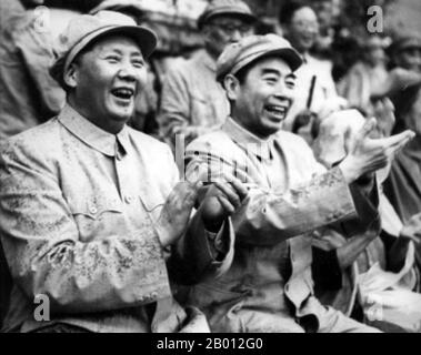 China: Mao Zedong und Zhou Enlai saßen zusammen und klatschten, c. 1952. Mao Zedong, auch transliteriert als Mao Tse-tung, chinesischer kommunistischer Revolutionär, Guerilla-Kriegsstratege, Autor, politischer Theoretiker, Und Führer der chinesischen Revolution. Allgemein als Vorsitzender Mao bezeichnet, war er seit seiner Gründung im Jahr 1949 der Architekt der Volksrepublik China (PRC) und hatte bis zu seinem Tod im Jahr 1976 die autoritäre Kontrolle über die Nation. Zhou Enlai war der erste Premierminister der Volksrepublik China und diente von Oktober 1949 bis zu seinem Tod im Januar 1976. Stockfoto