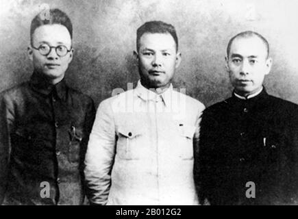 China: Qin Bangxian, Ye Jianying und Zhou Enlai in Xi'an nach dem Vorfall in Xi'an, 1936. Der Xi'an-Vorfall vom 1936. Dezember (xī'an Shibiìan) fand in der Stadt Xi'an während des chinesischen Bürgerkrieges zwischen der regierenden Kuomintang (KMT) und der rebellischen Kommunistischen Partei Chinas und kurz vor dem Zweiten Chinesisch-Japanischen Krieg statt. Am 12. Dezember 1936 wurde Generalissimo Chiang Kai-shek, der Anführer der KMT, plötzlich verhaftet und von Marschall Zhang Xueliang, einem ehemaligen Kriegsherrn der Mandschurei, dem damals von Japan besetzten Mandschukuo, entführt. Der Vorfall führte die Nationalisten und die Kommunisten dazu, sich gegen Japan zu vereinen. Stockfoto