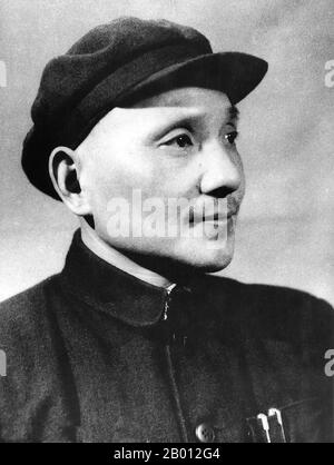 China: Deng Xiaoping (Teng Hsiao-p'ing, 1904-1997) c. 1949. Deng Xiaoping (Teng Hsiao-p'ing; 22. August 1904 – 19. Februar 1997) war ein chinesischer Politiker, Staatsmann, Theoretiker und Diplomat. Als Führer der Kommunistischen Partei Chinas war Deng ein Reformer, der China zu einer Marktwirtschaft führte. Obwohl Deng nie als Staatschef, Regierungschef oder Generalsekretär der Kommunistischen Partei Chinas (historisch die höchste Position im kommunistischen China) im Amt war, diente er dennoch von 1978 bis 1992 als oberster Führer der Volksrepublik China. Stockfoto